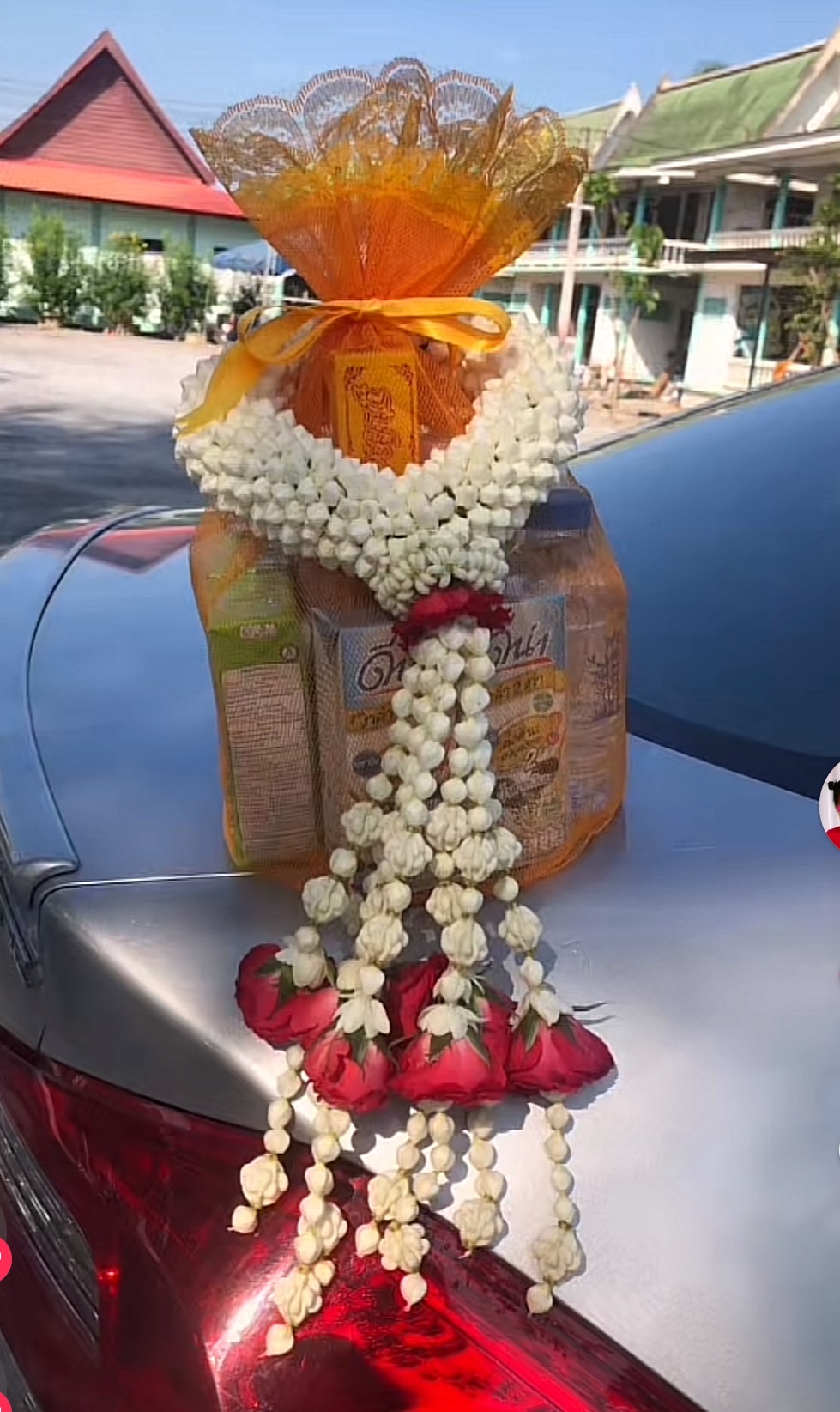 พวงมาลัยกลมดอกไม้สดประยุกต์